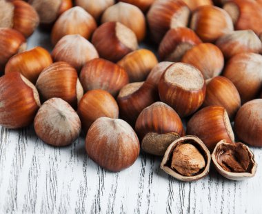 Tahta bir masada fındık.