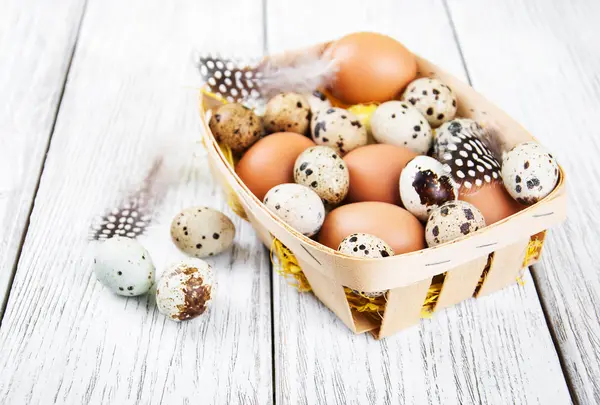 Cesta com ovos frescos — Fotografia de Stock