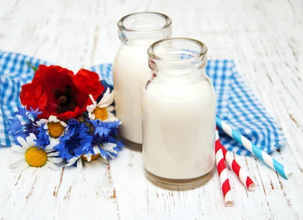 Latte e fiori selvatici — Foto Stock