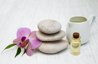 Orkide ve masaj taşlar