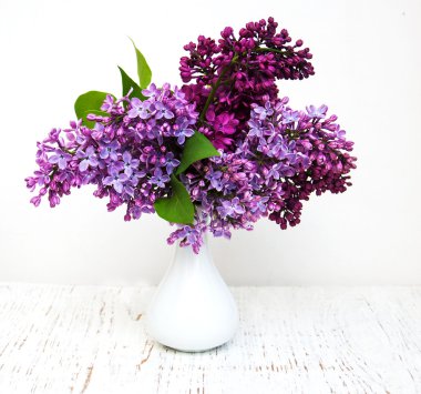 Vazoda leylak çiçekleri