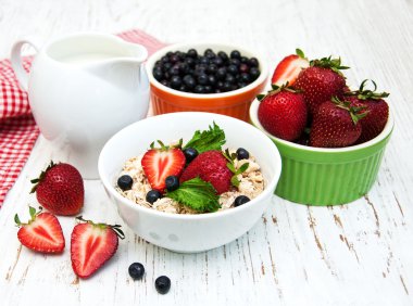çilek ile müsli