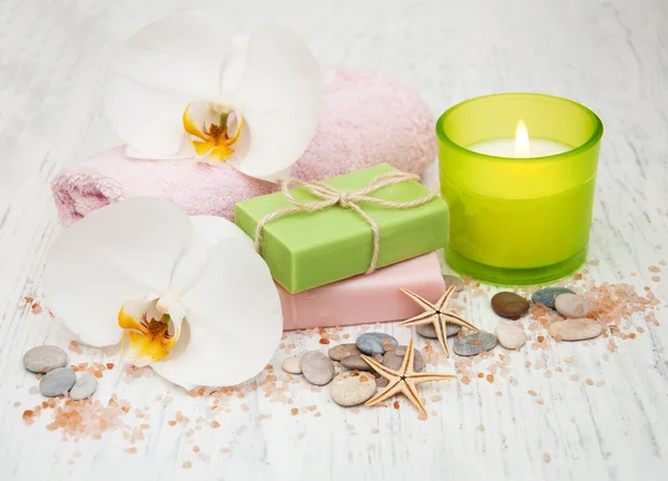Orchideje, svíčka, ručník a mýdlo — Stock fotografie