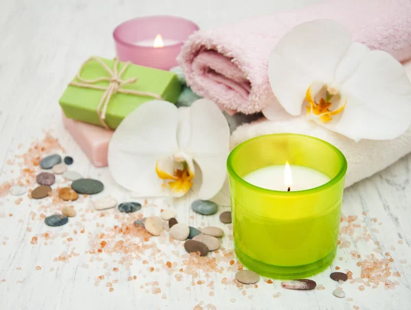 Orchideen, Kerze, Handtuch und handgemachte Seife — Stockfoto