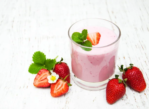 Strawberry yogurt with fresh strawberries — Stock Photo, Image