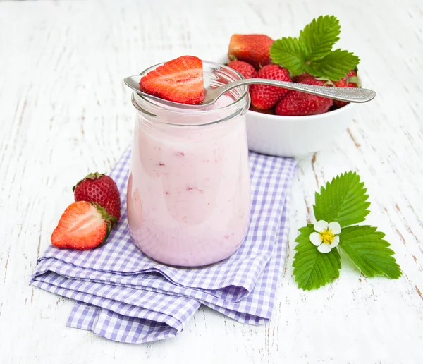 Yogur de fresa con fresas frescas —  Fotos de Stock