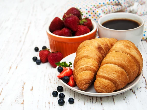 Čerstvé jahody, káva a croissant — Stock fotografie