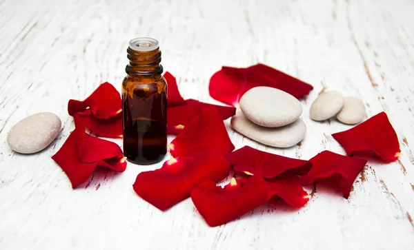 Rose flower petals with aromatherapy essential oil — Stock Photo, Image