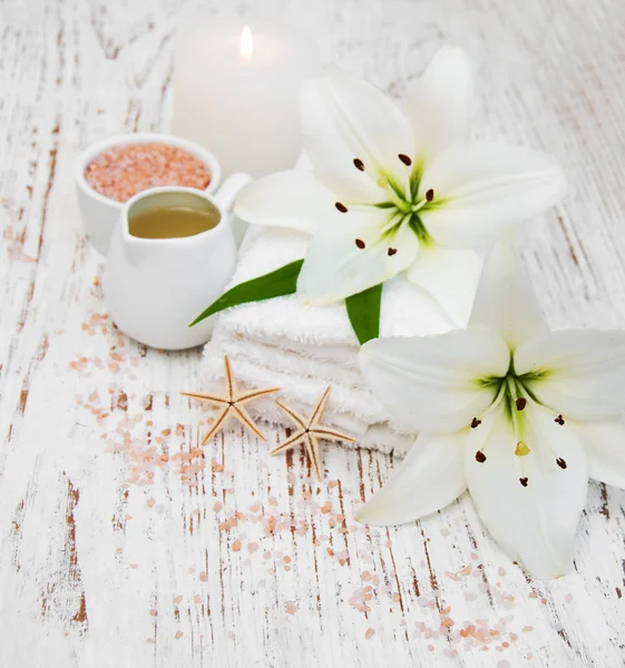 Productos de spa con lirio blanco — Foto de Stock