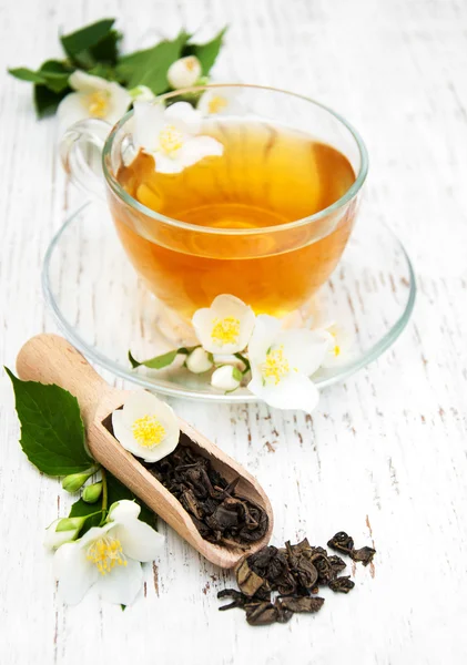 Tasse de thé avec des fleurs de jasmin — Photo