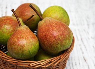 Sepet ile taze armut