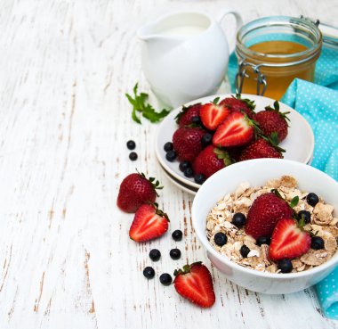 çilek ile müsli