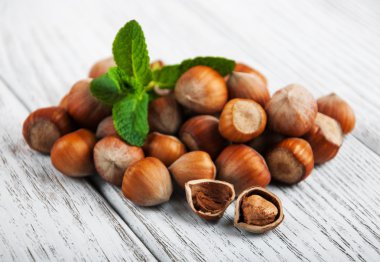 Tahta bir masada fındık.