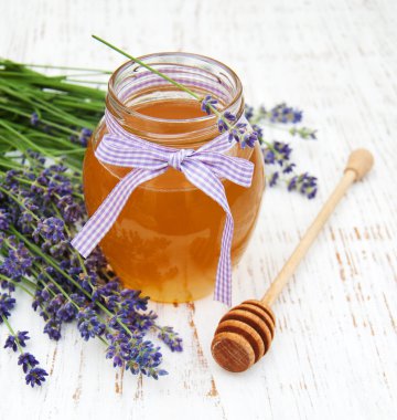 Bal ve lavanta çiçekleri