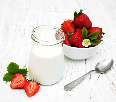 taze çilek ile çilekli yoğurt