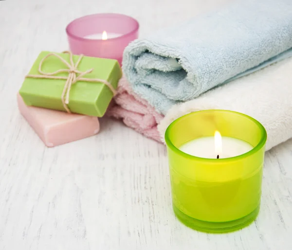 Svíčka, ručník a mýdlo — Stock fotografie