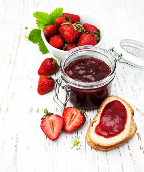 Erdbeermarmelade und frische Erdbeeren — Stockfoto