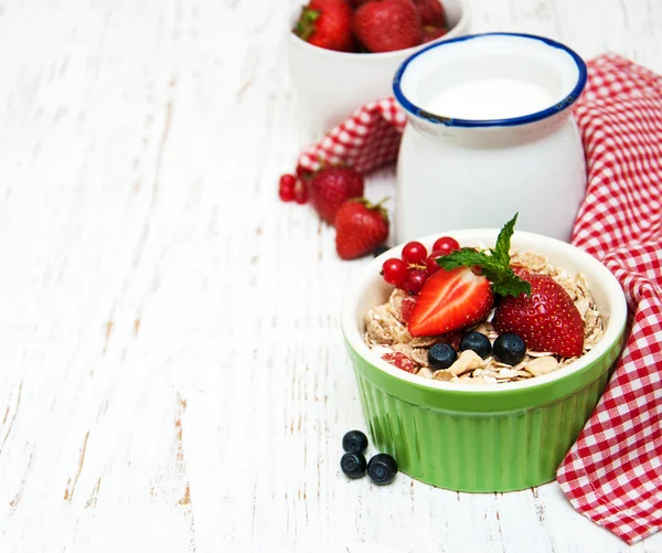 Çilek ile müsli — Stok fotoğraf