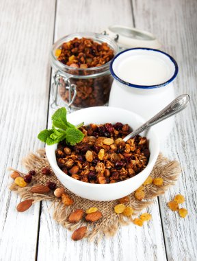 Süt ile ev yapımı granola