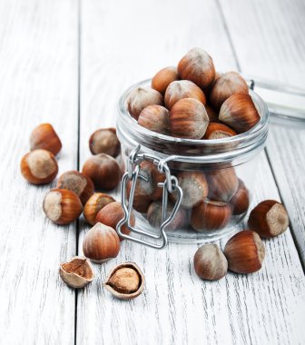 Tüm organik fındık cam kavanozda