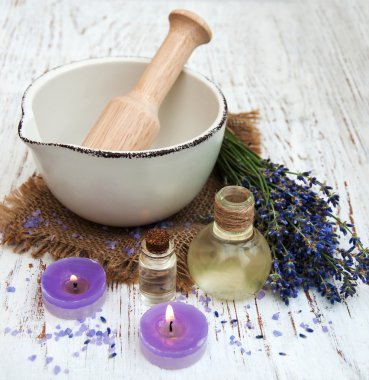 lavanta yağı ile banyo tuz ve taze lavanta