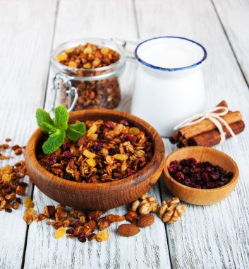 Süt ile ev yapımı granola
