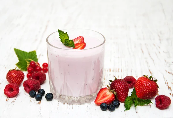 Yogurt with fresh berries — Stock Photo, Image