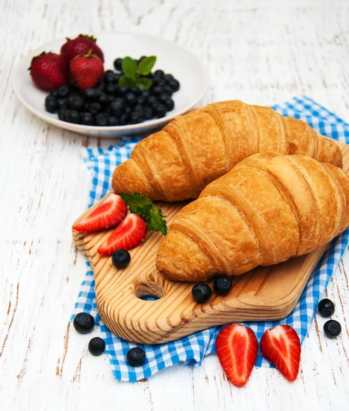 Färska bär och croissant — Stockfoto