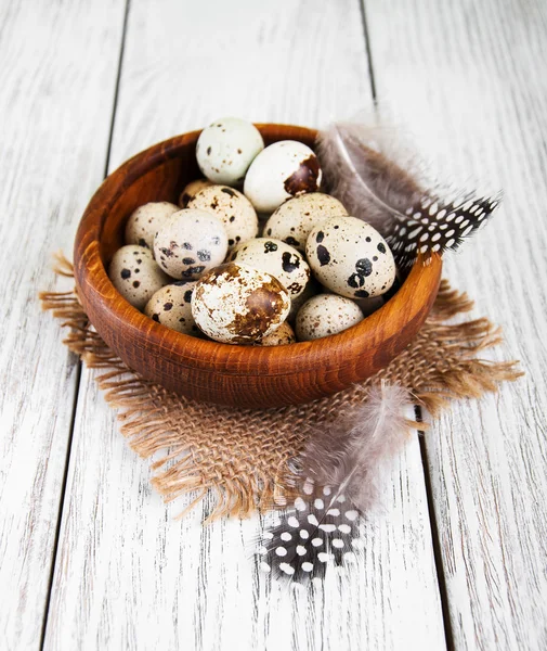 Tigela com ovos de codorna frescos — Fotografia de Stock