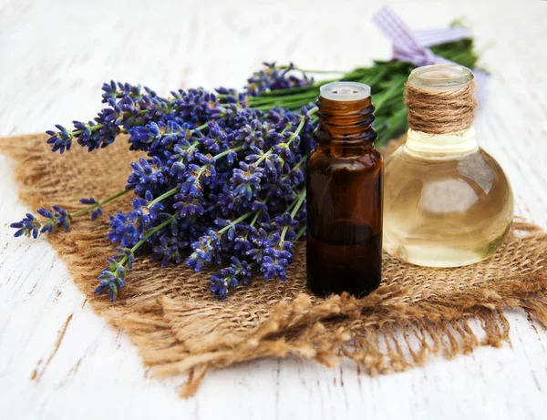 Lavendel und Massageöl — Stockfoto