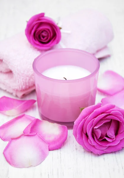 Toallas de baño con rosas rosadas — Foto de Stock