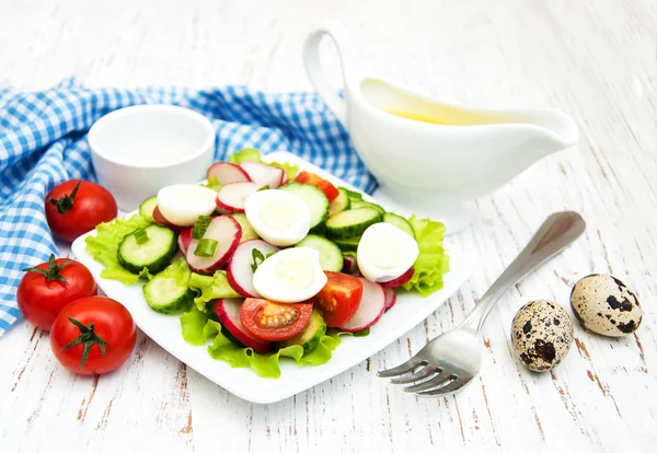 Salade de printemps aux œufs, concombres et radis — Photo