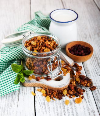 Süt ile ev yapımı granola