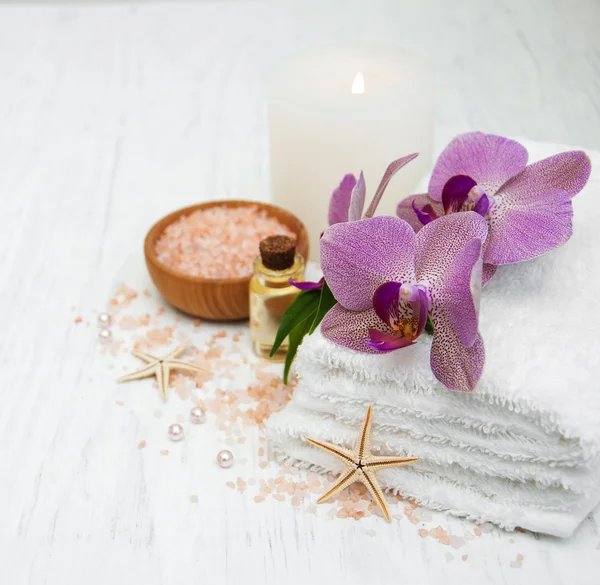 Kerze, Orkideen und Handtücher — Stockfoto