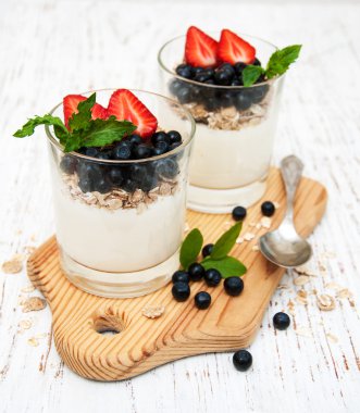 Yoğurtlu taze çilek