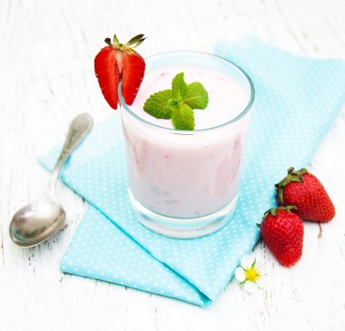 taze çilek ile çilekli yoğurt