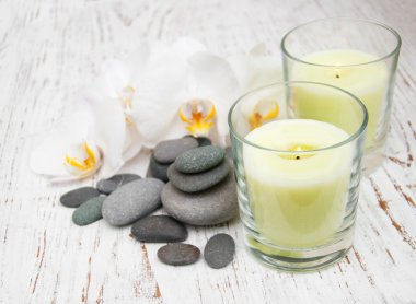 Masaj taşlarla beyaz orkide