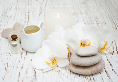 Masaj taşlarla beyaz orkide