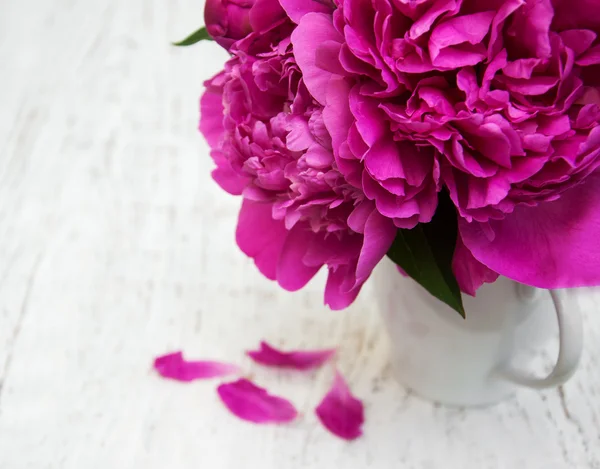 Vaso com flores de peônia — Fotografia de Stock