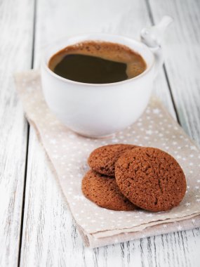 Bir fincan kahve ve kurabiye.