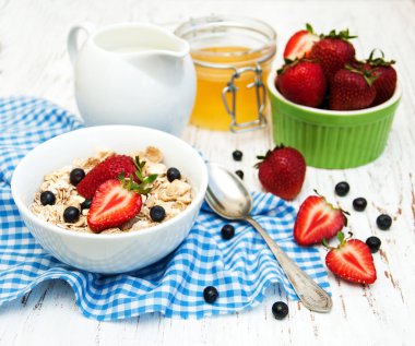 çilek ile müsli