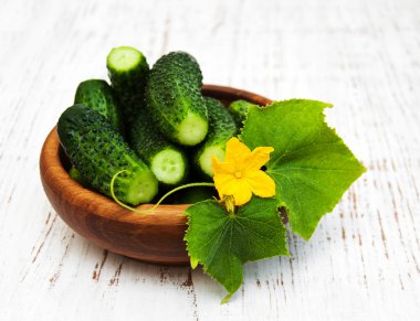 Taze salatalık ile kase