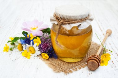 Bal ve kır çiçekleri