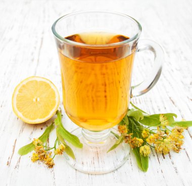 Bir fincan ıhlamur çiçekli bitki çayı.