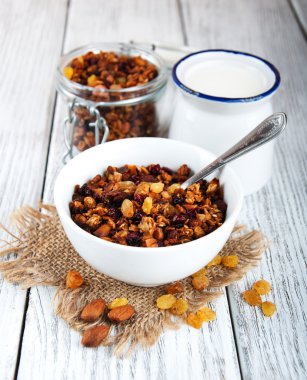 Süt ile ev yapımı granola