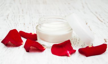 nemlendirici krem ve gül yaprakları