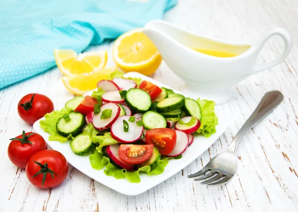 Spring sallad med tomat, gurka och rättika — Stockfoto
