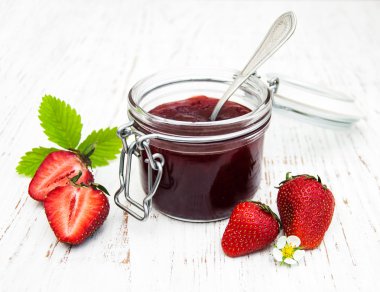 Çilek reçeli ve taze çilek.