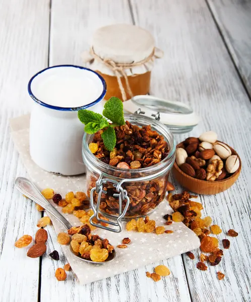 Granola fait maison en pot ouvert en verre — Photo