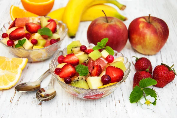 Salat mit frischen Früchten — Stockfoto